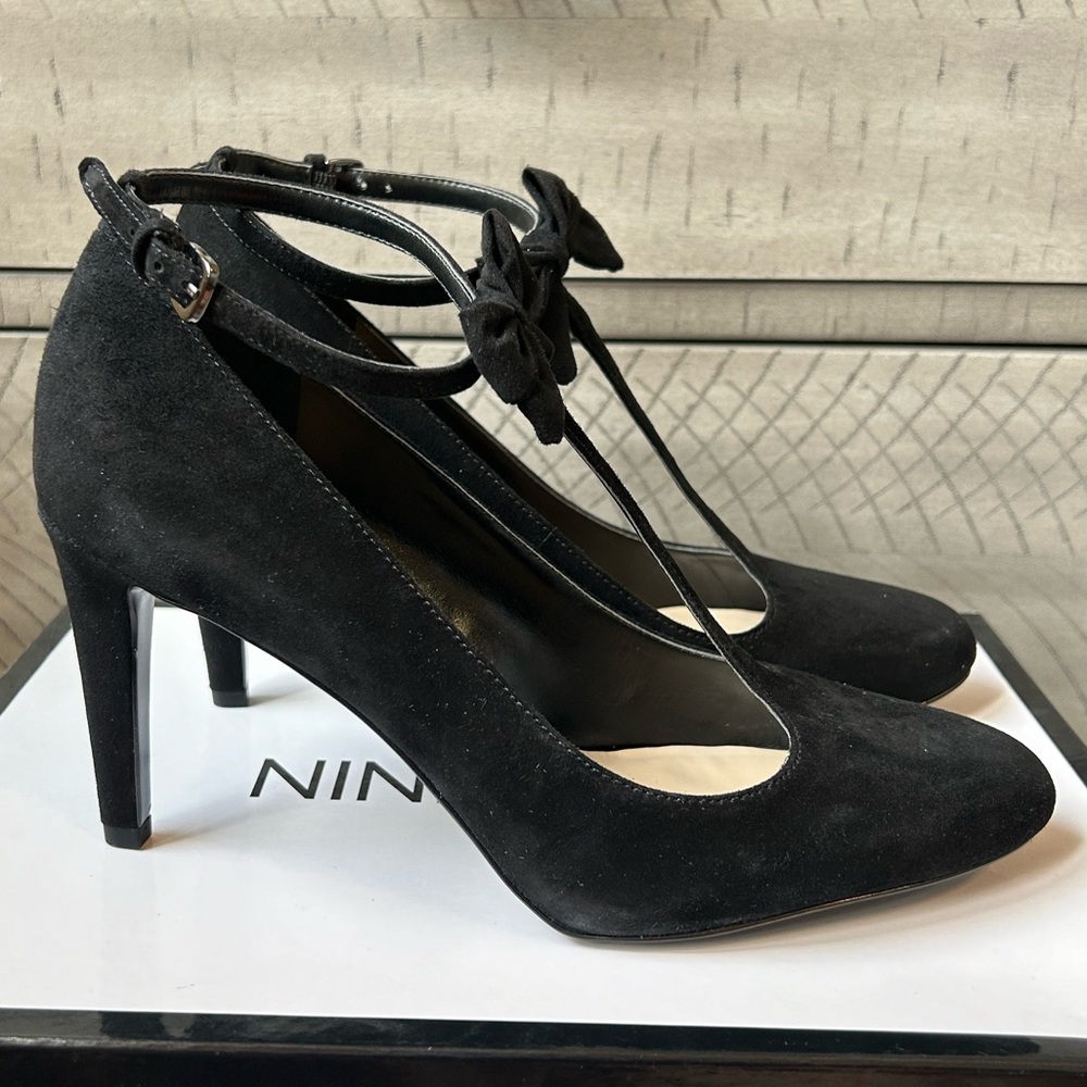 Black Bow Nine West heeled pumps